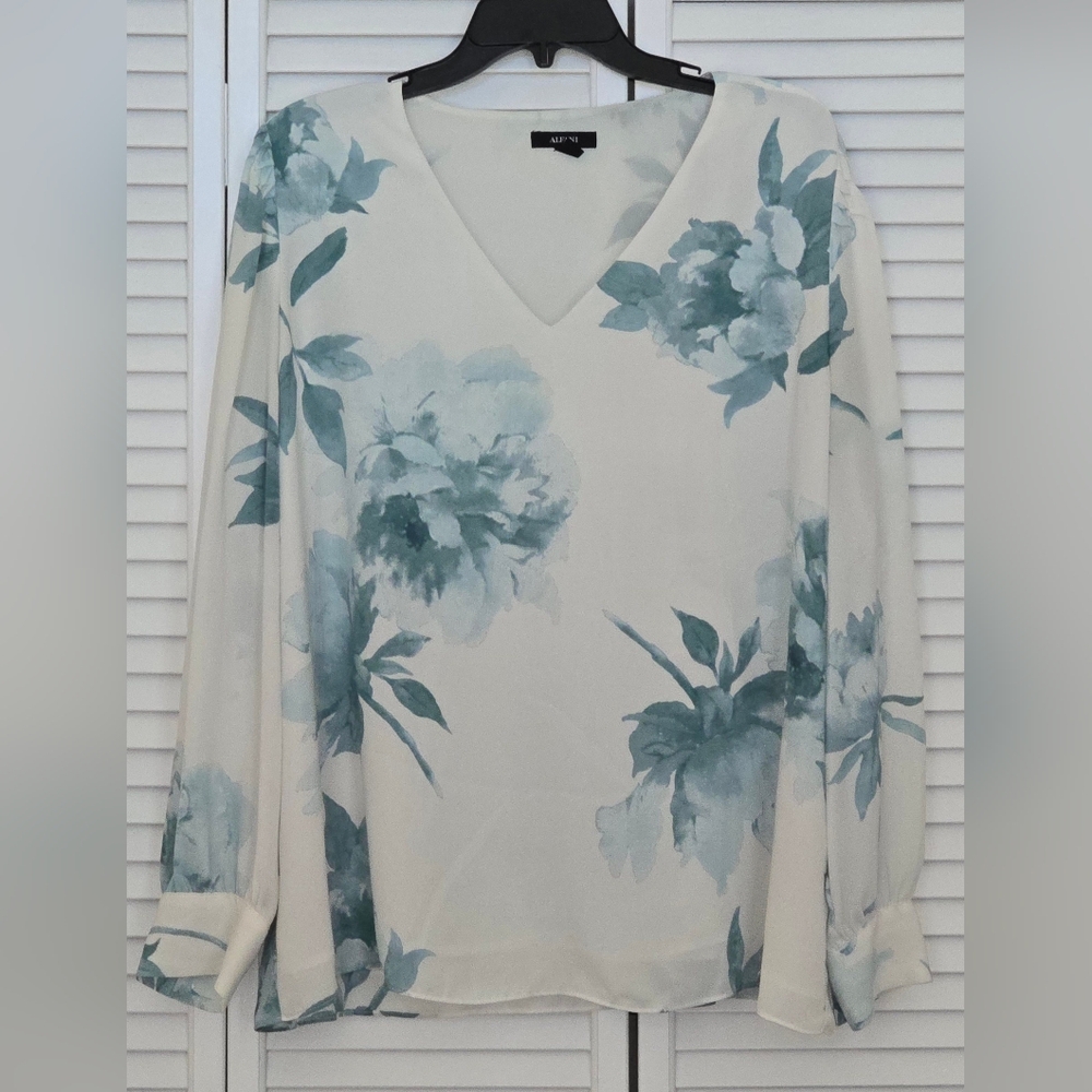 Beautiful Floral Alfani Career / Dress Blouse